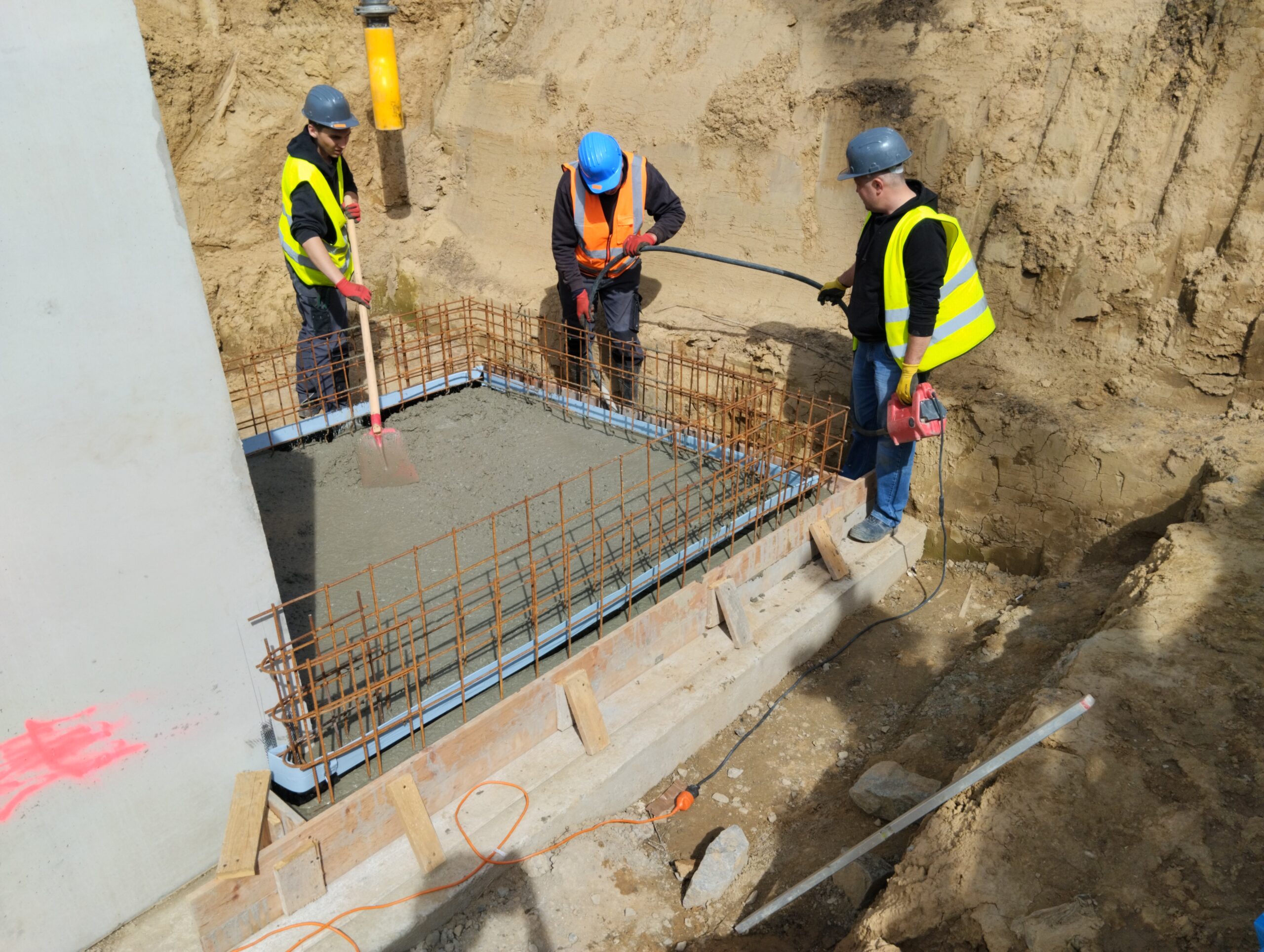 Realizace čtyř betonových šachet, při výstavbě dálnice u Přerova.